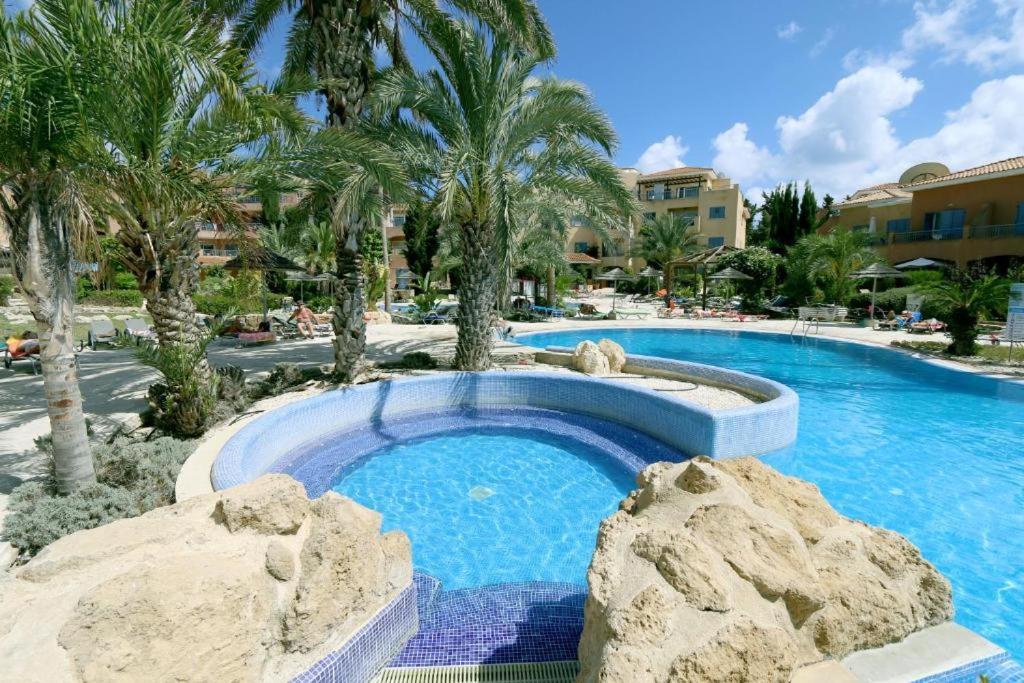Апартаменты Limnaria Gardens B Пафос Экстерьер фото