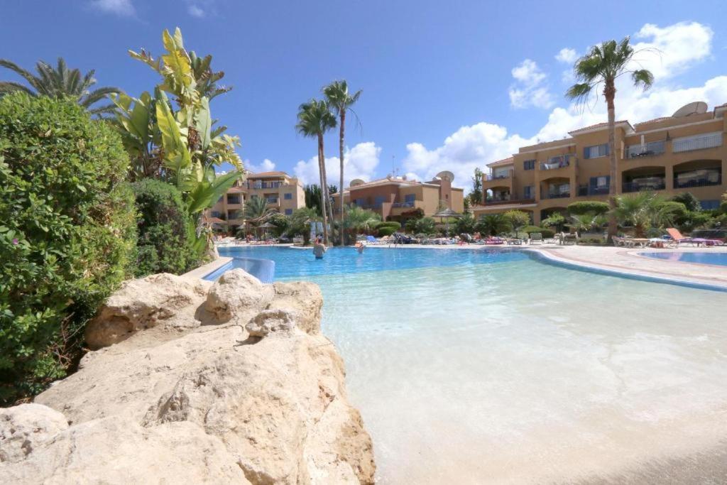 Апартаменты Limnaria Gardens B Пафос Экстерьер фото